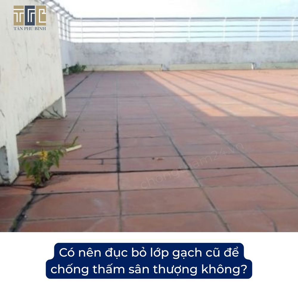 Có nên đục bỏ lớp gạch cũ để chống thấm sân thượng không?